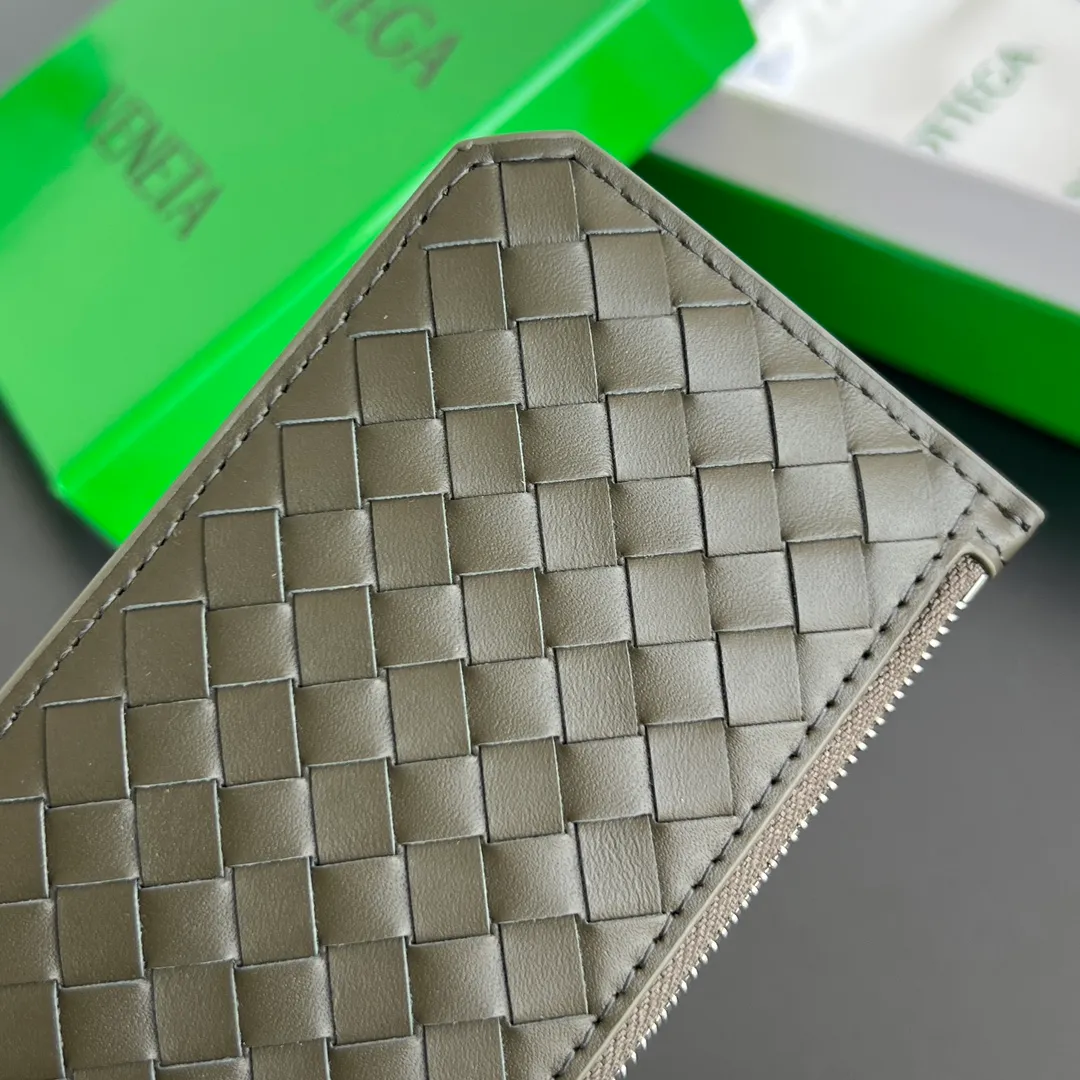 BV’s new 805827 vertical zipper card holder 🎈 The classic small woven work that I miss 0.7 is back. It’s really very design-friendly. The calfskin texture is high-end. It’s carefully designed with five card slots and a central compartment. You can also put cash in for daily use. You deserve to have such an thoughtful design. Size: 12*7*0.5 layers cm P540